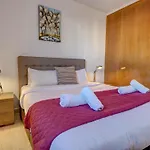 SUNLIGHT spacious 3 double bed apartment